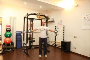 Personal Trainer Bologna - "Alzate laterali con manubri" per i muscoli delle spalle