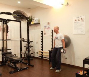 Personal Trainer Bologna Stefano Mosca - "Squat con Fitball" per i glutei e le gambe