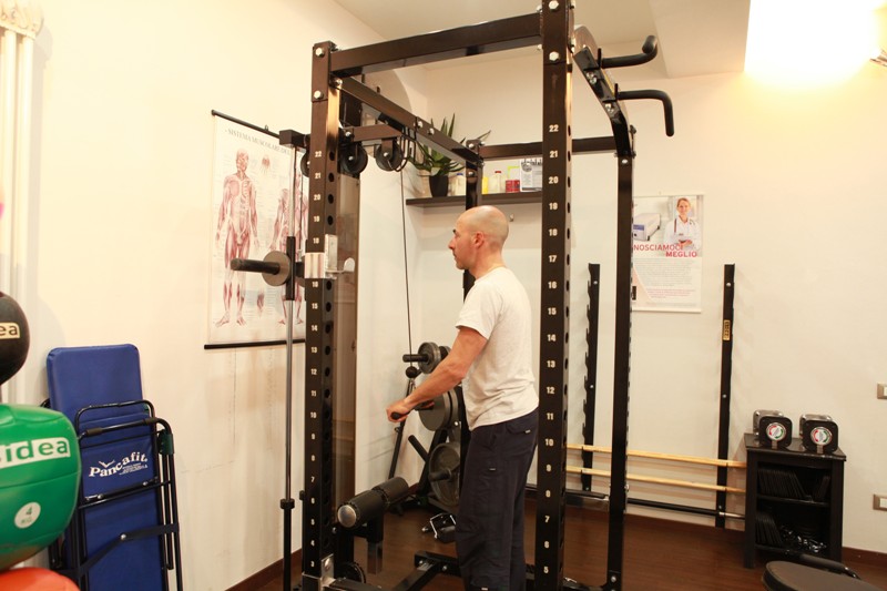Push down con barra per i muscoli tricipiti - Personal Trainer Bologna