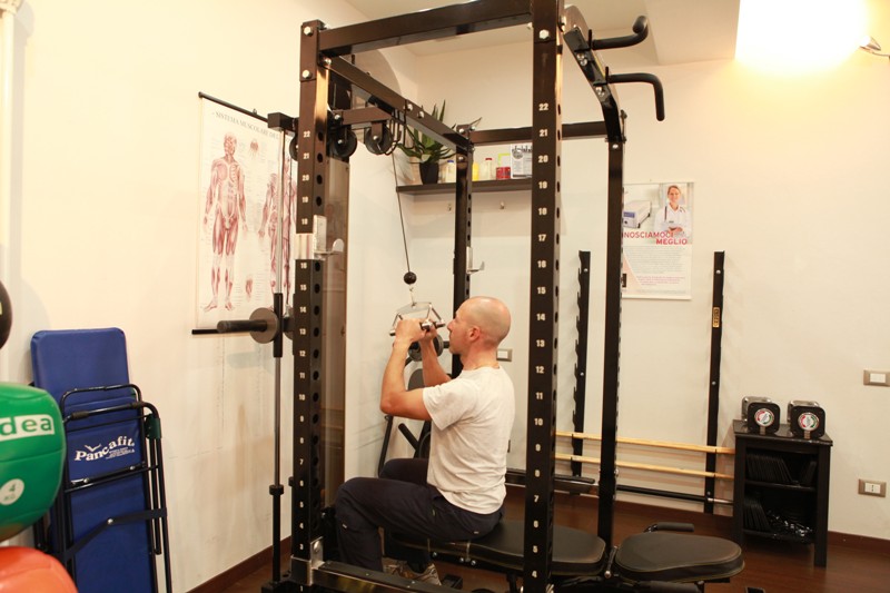 Lat machine avanti con triangolo per l'allenamento dei muscoli dorsali - Personal Trainer Bologna
